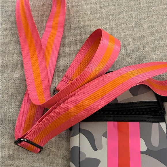 Haute Shore Casey Rise Camo Hot Pink Crossbody Cell Phone Bag - Picture 4 of 10
